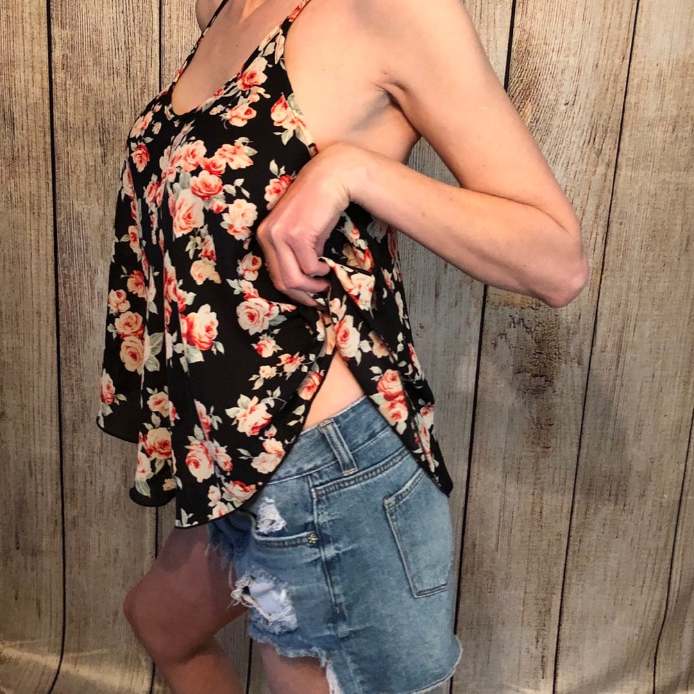 SALE 🔴FIRM💲Cute floral tank